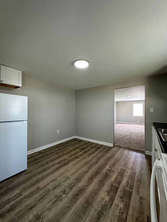 Building Photo - Backyard Nights & Front Porch Mornings — Cozy 3BR Brick Ranch in Fairlawn