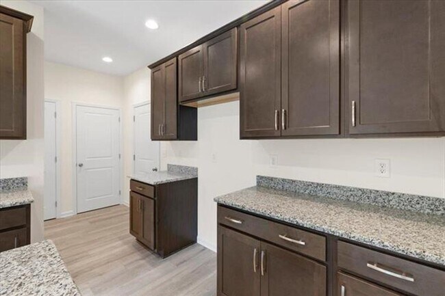 Building Photo - 5 BED 2 BATH HOME LOCATED IN BLACKSBURG