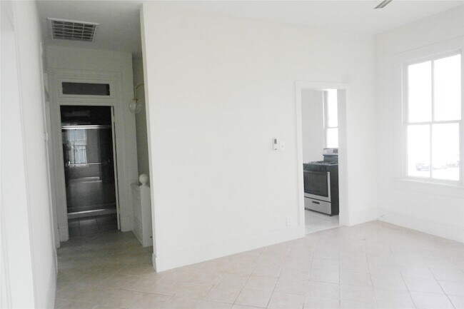 Building Photo - 304 18th St