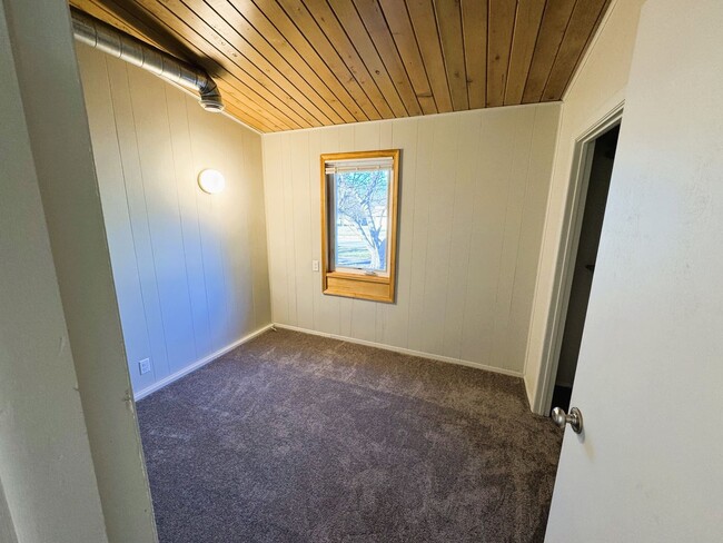 Building Photo - Newly Renovated Three bedroom, One Bathroom