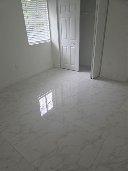 Building Photo - 7000 SW 39th Ct