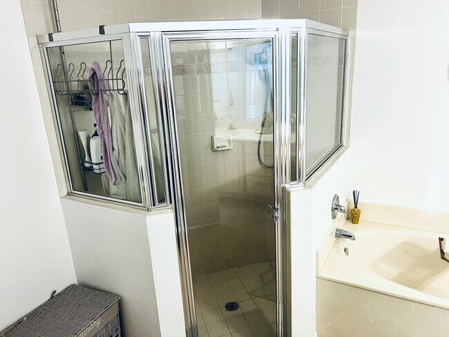 Building Photo - 10614 Lake Shore Dr