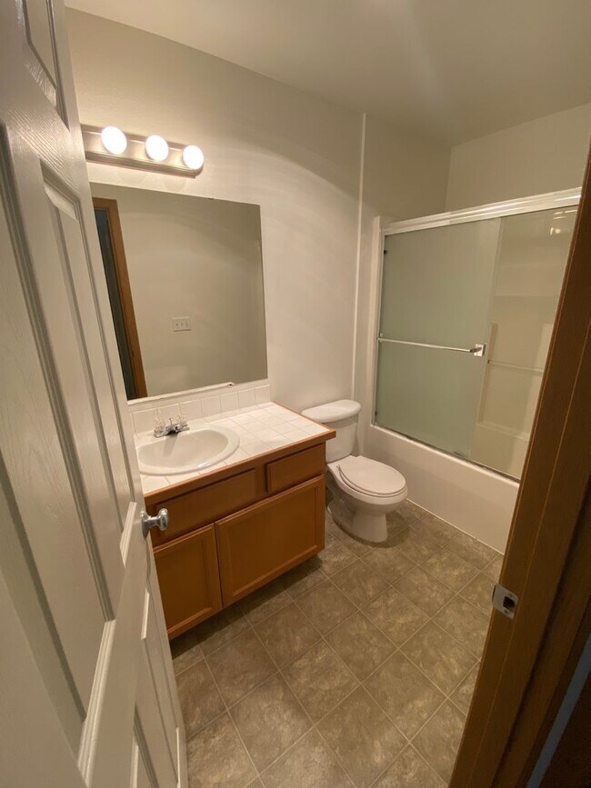 Building Photo - 3.bd/2.5ba Townhouse in Puyallup