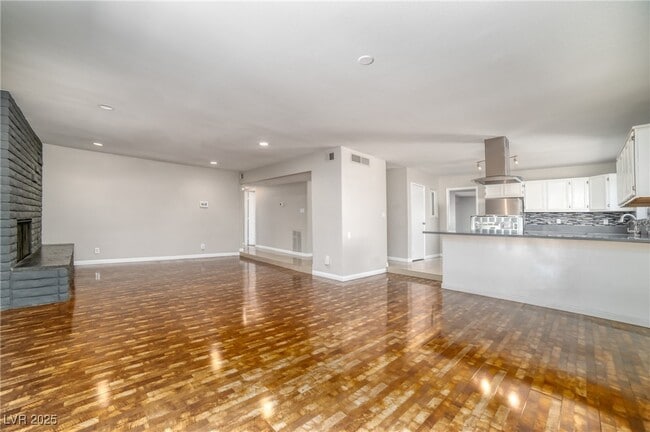 Building Photo - 2825 Kings Way