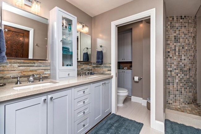 Building Photo - Prestigious Ocean View Retreat – Fully Rem...