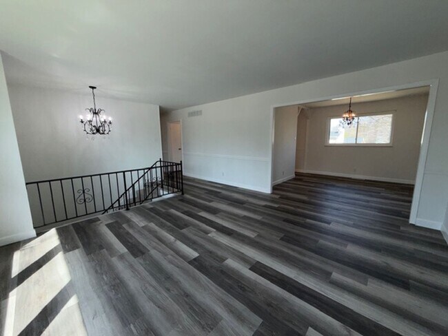 Building Photo - Spacious 5BR / 2BA in Manchester For Rent