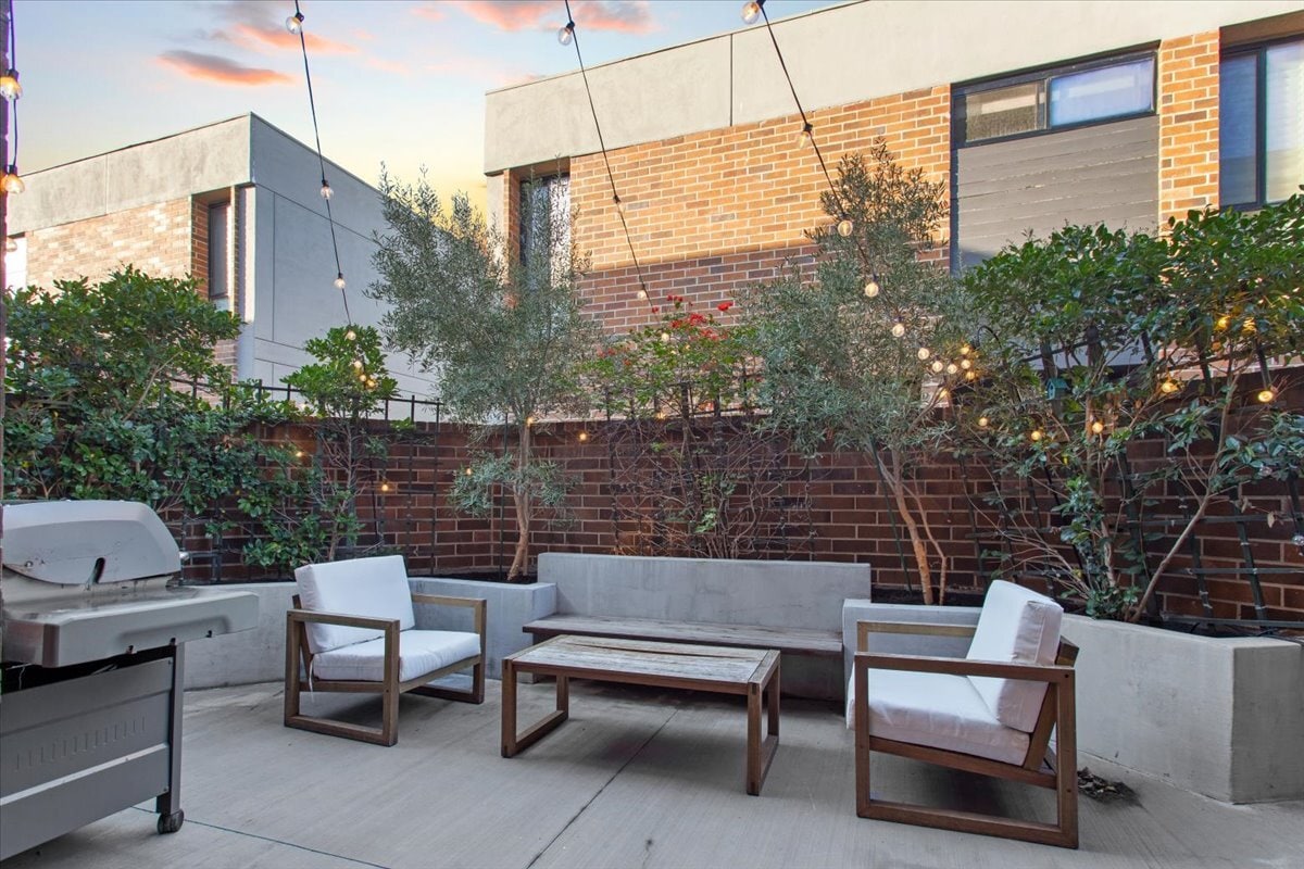 Building Photo - 9311 Burton Way