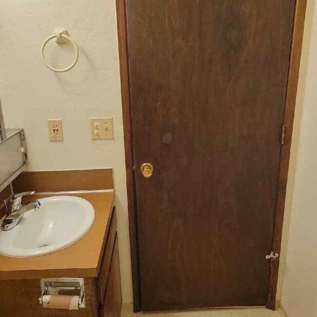 Building Photo - 400 NW Elm St