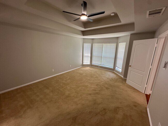 Building Photo - 3 Bedroom and 2 Bath Home with 2 Car Garage