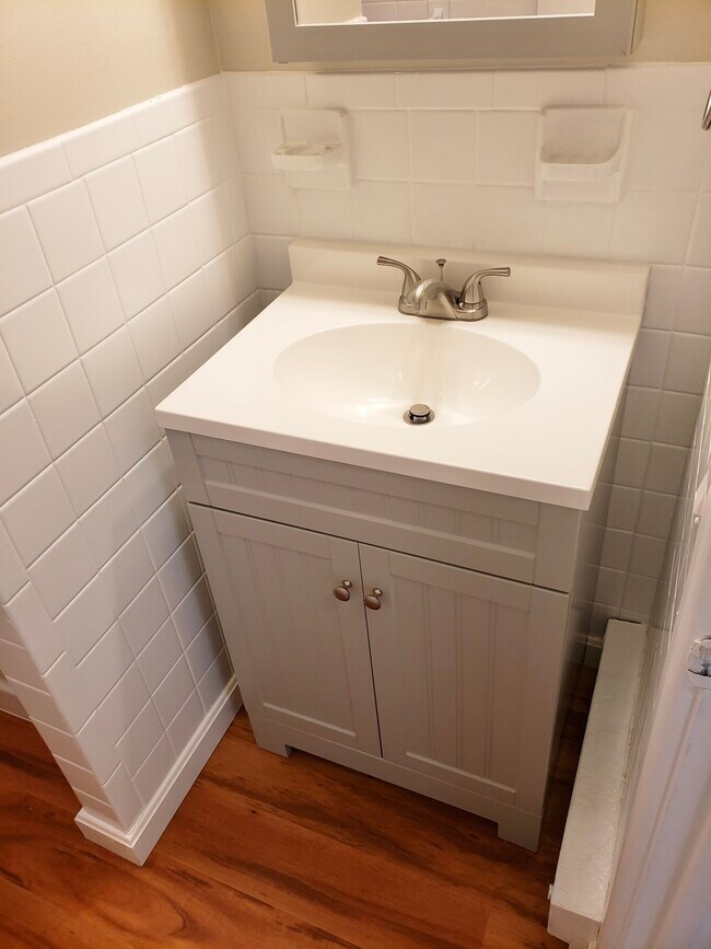 Bathroom - 10 Main St
