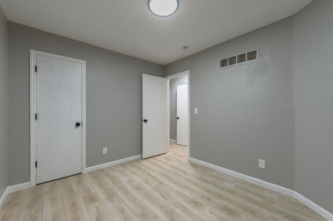 Building Photo - Spacious 4-Bed / 2-Bath Home – Grandview, MO