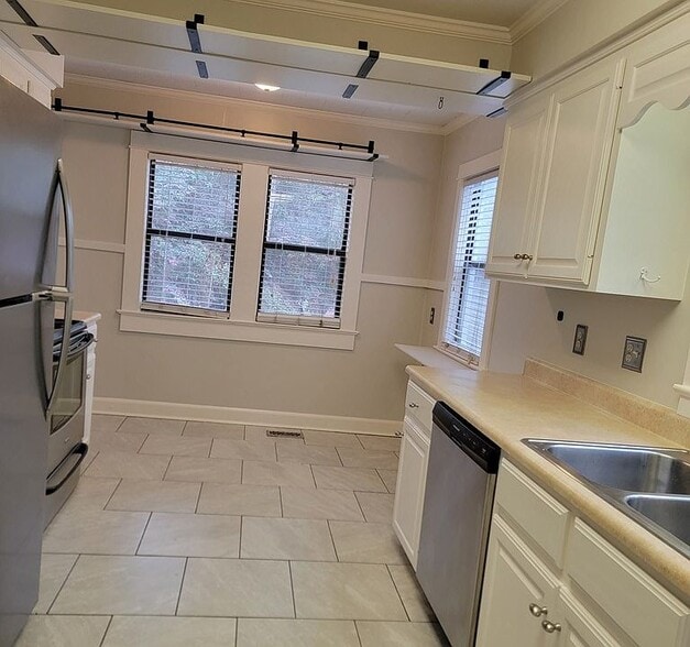 Building Photo - 804 Davis Ave