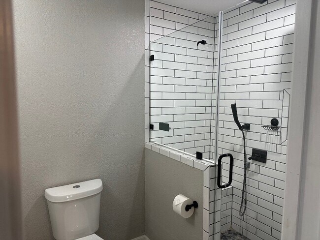 Building Photo - 625 Elm St