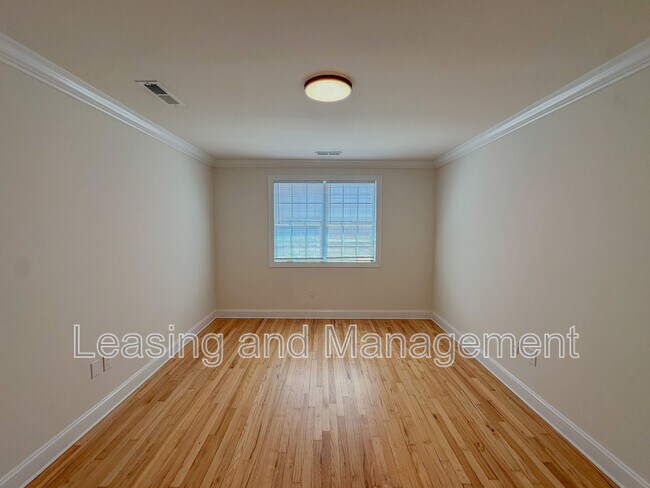 Building Photo - 180 Line St