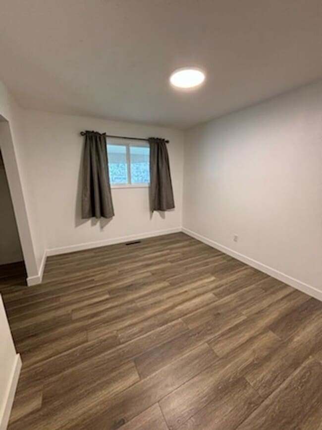 Building Photo - Unique duplex in post falls
