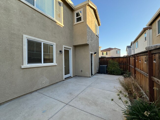 Building Photo - CLEAN AND MODERN  - 4 BED, 3 BATHS, 1996 S...