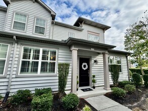 Building Photo - Available 09-05-25! End Unit - Pet Friendl...