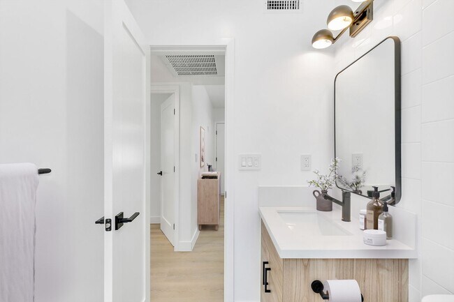 Building Photo - Experience Modern Echo Park Living with St...