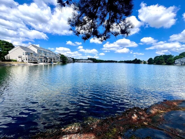 Building Photo - Charming Lakefront Townhome