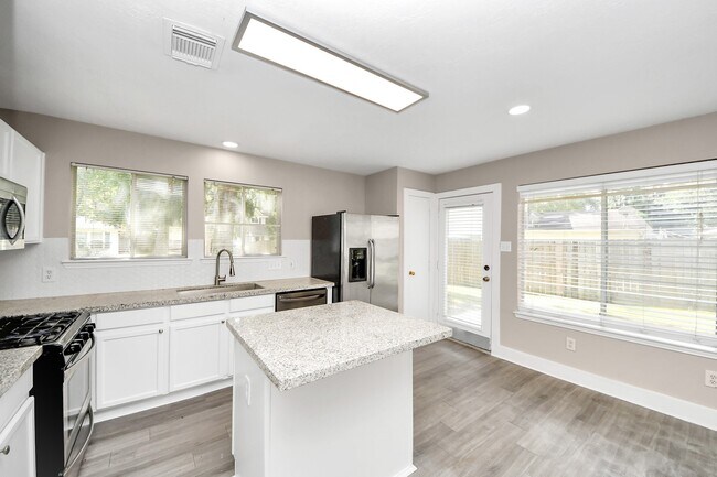 Building Photo - 18178 Woodsdale Ct