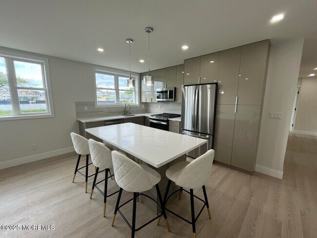 Building Photo - 1217 Ocean Ave N