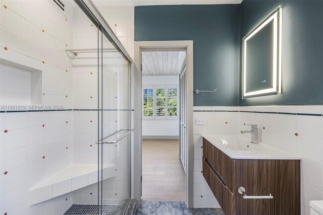 Building Photo - 3180 N Bay Rd