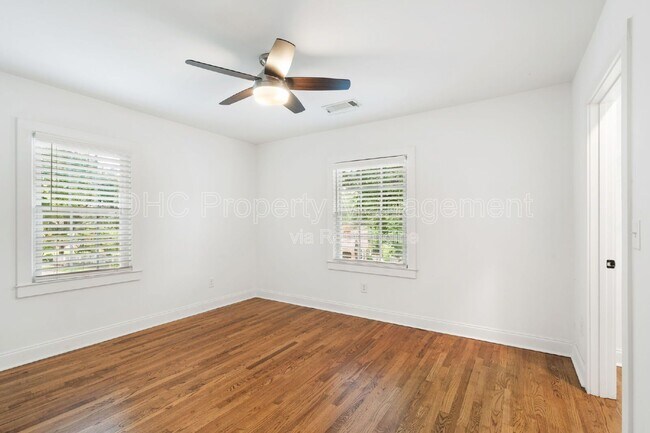 Building Photo - 402 S Columbia Dr