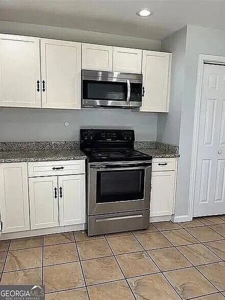Building Photo - Room in Duplex on Cheney St