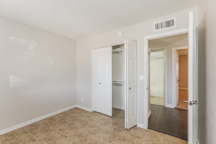 Building Photo - 10308 W Calle Del Oro