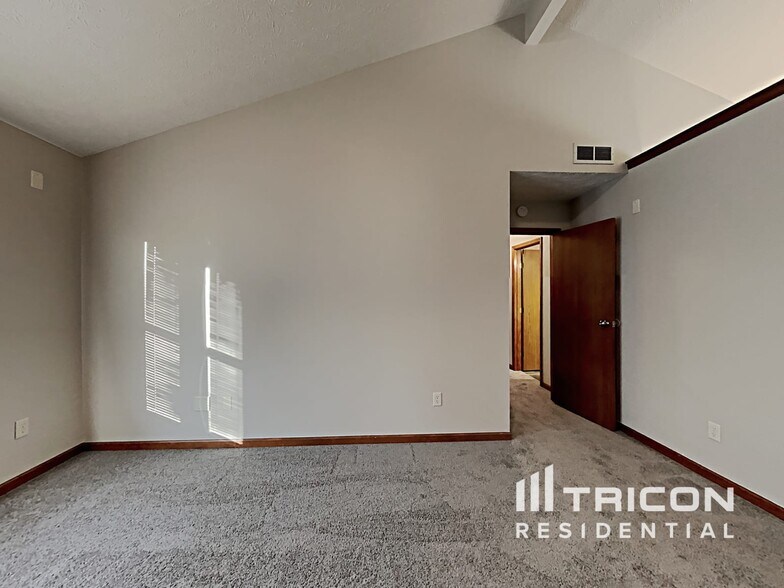 Building Photo - 5551 Vicksburg Dr