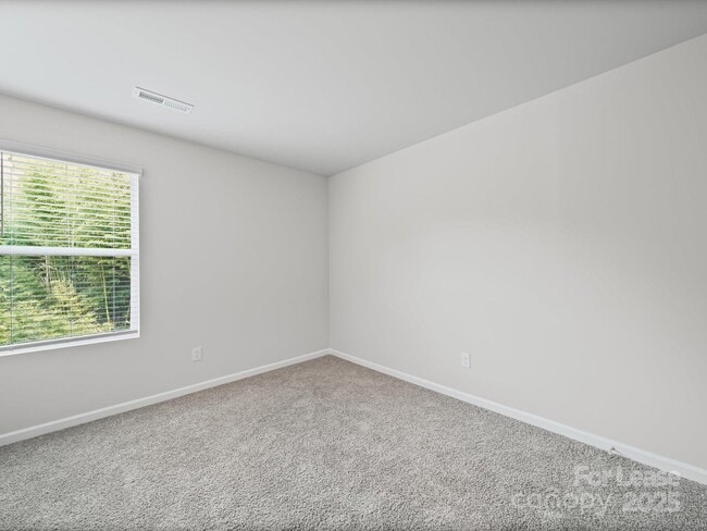 Building Photo - 914 S Battleground Ave