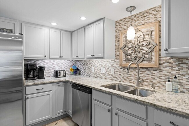 Building Photo - 833 Santa Rosa Blvd