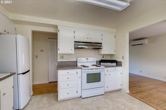 Building Photo - SE 3 Bed | 1 Bath | Expansive Backyard | P...