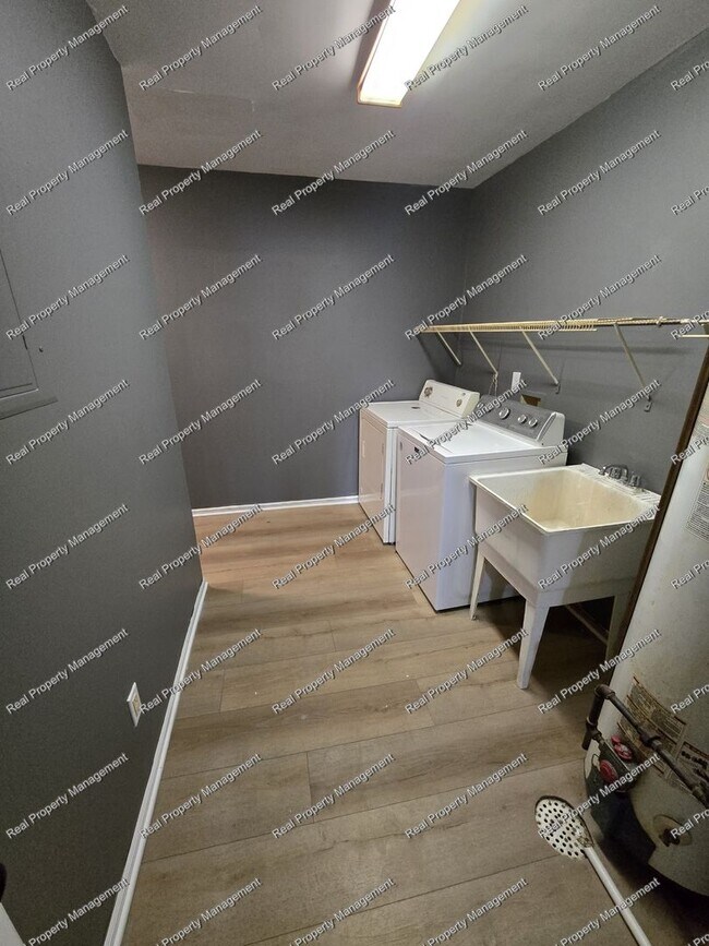 Building Photo - Updated 2 Bedroom Townhome