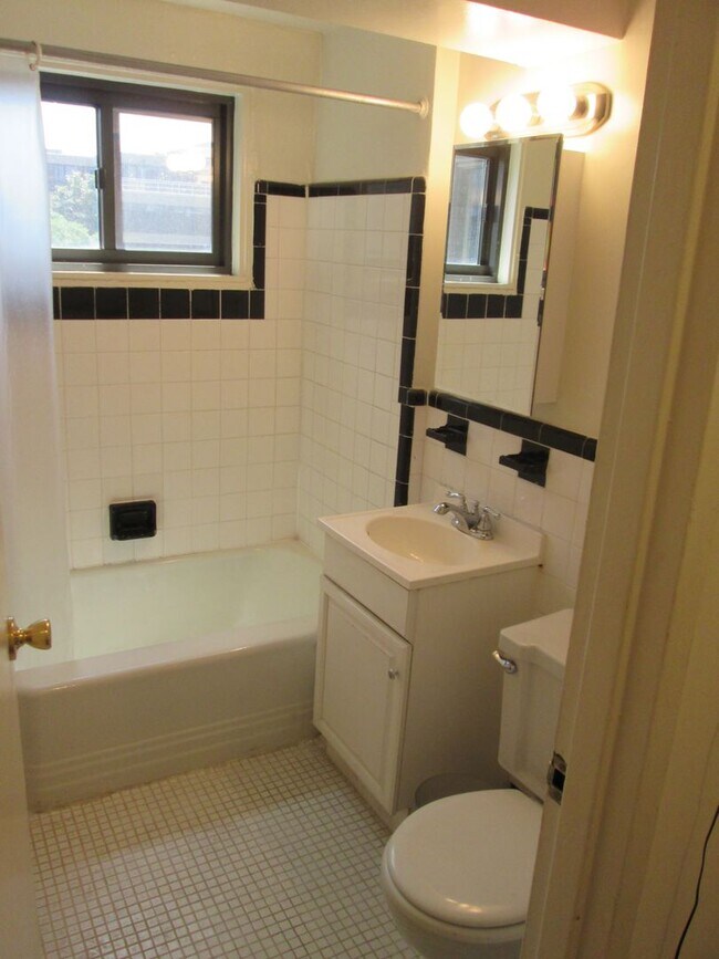 Building Photo - Unique Studio in Foggy Bottom with Solarium Near GW University and Hospital. An Exceptional Find!