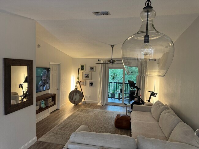 Building Photo - 5 Arbor Club Dr