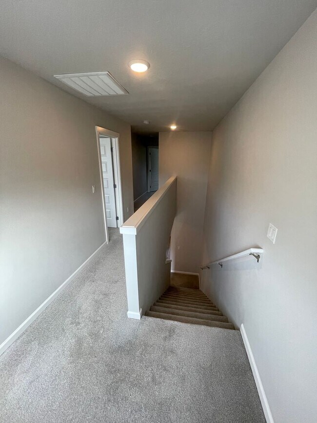 Building Photo - ** MOVE IN SPECIAL!** Must See in NE Albany!