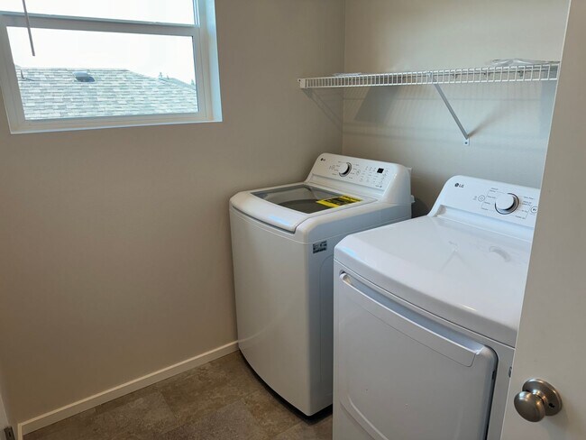 Building Photo - 4 bedroom 2.5 bathroom in Marcola Meadows!