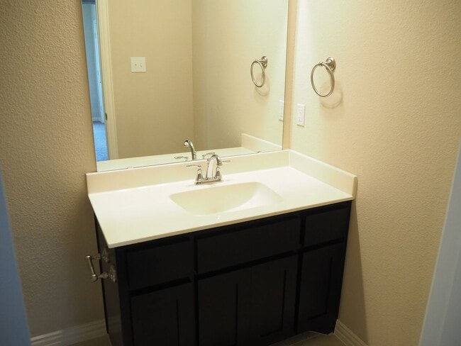 Building Photo - Like NEW 3 Bed - 3 Bath Townhome in Denton
