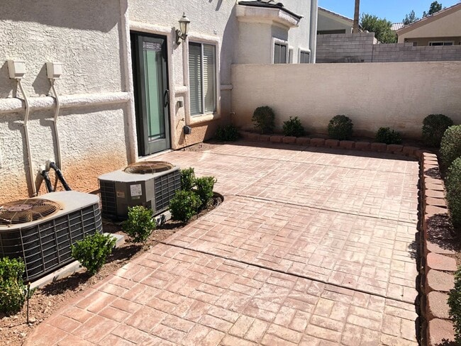 Building Photo - 3 BEDROOM & 2.5 BATH TOWNHOME LOCATED IN G...