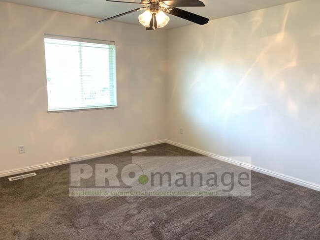 Building Photo - 2 Bed / 2 Bath Townhome w/ 2 Car Garage - ...