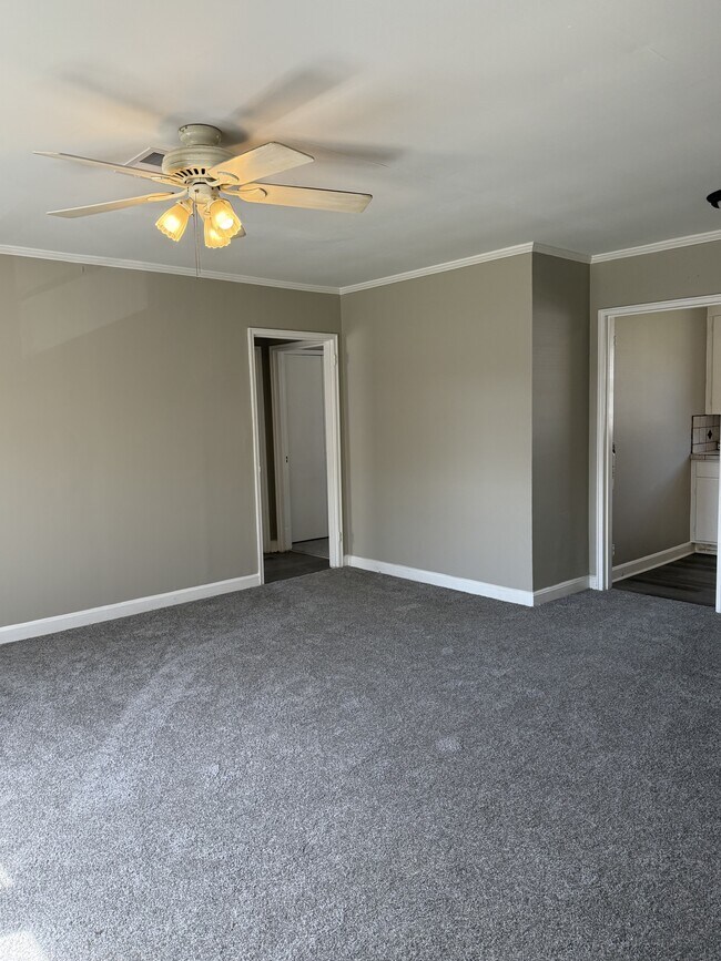 Building Photo - 127 Crestview Dr