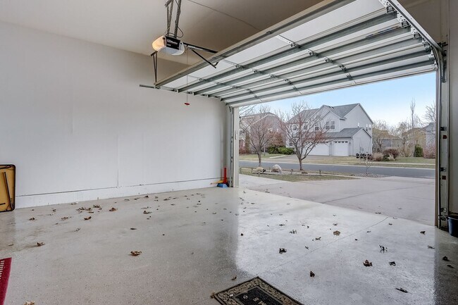 Building Photo - Grand 5 bed 4.5 bath Maple Grove Home w/ 3...