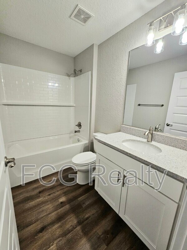 Building Photo - 212 Oak Ln