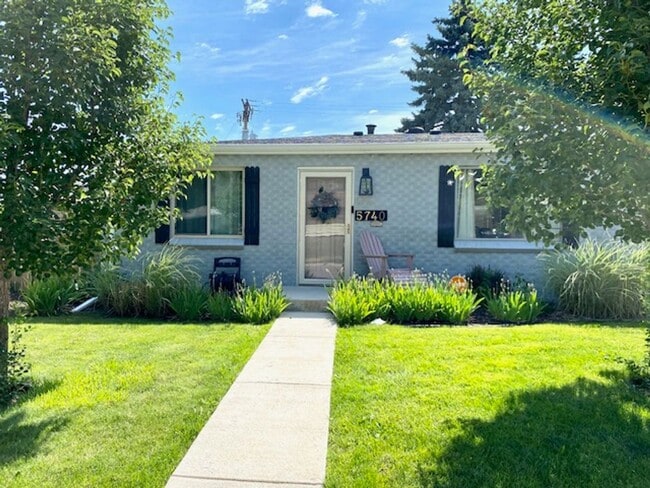 Building Photo - Amazing Littleton Bungalow