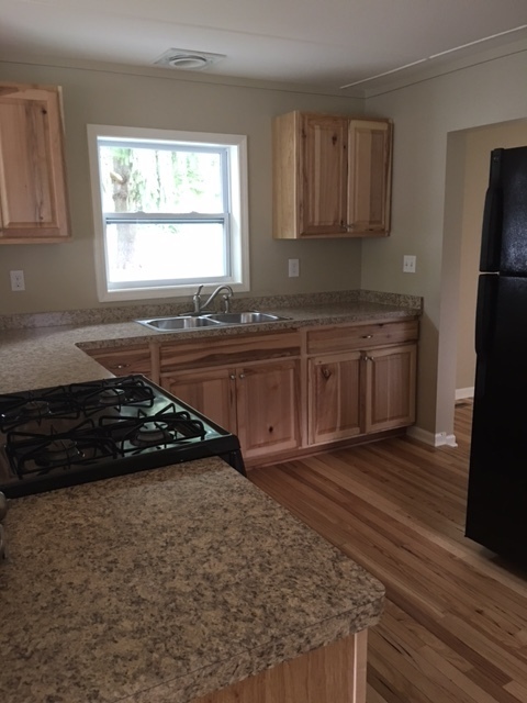 Building Photo - 3 bdrm/1 bath cottage-style home