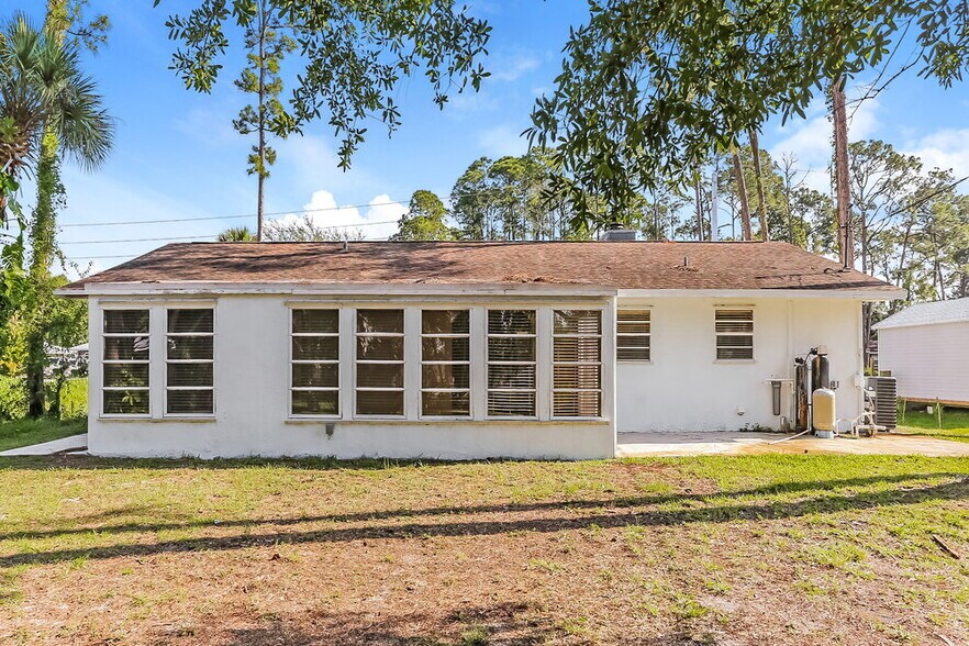 Building Photo - 8403 Deland Ave