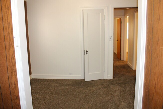 Building Photo - 2 Bedroom House
