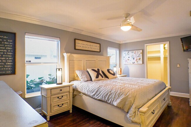 Building Photo - Beautifully updated 3-bedroom, 2-bathroom fence yard home in Fort Myers