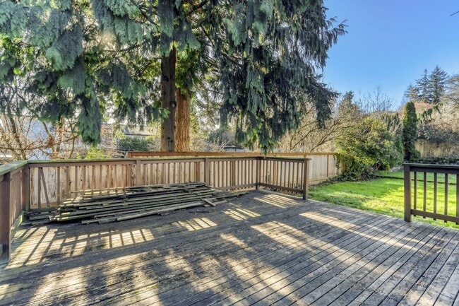 Building Photo - Amazing 3bed/1.5bath with Attached Garage in Kirkland!